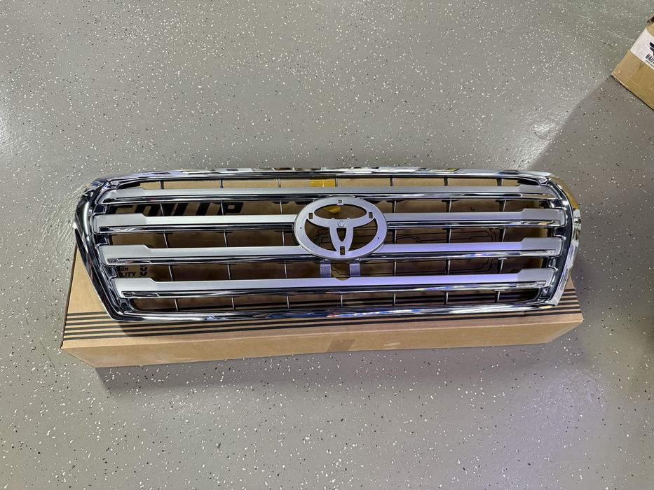 Решетка радиатора Toyota Land Cruiser 200