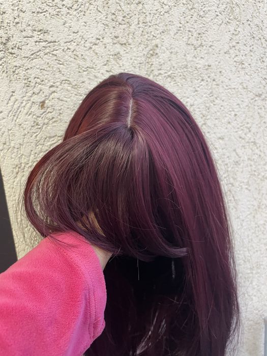 Peruca scurta , burgundy , violet inchis , cu breton