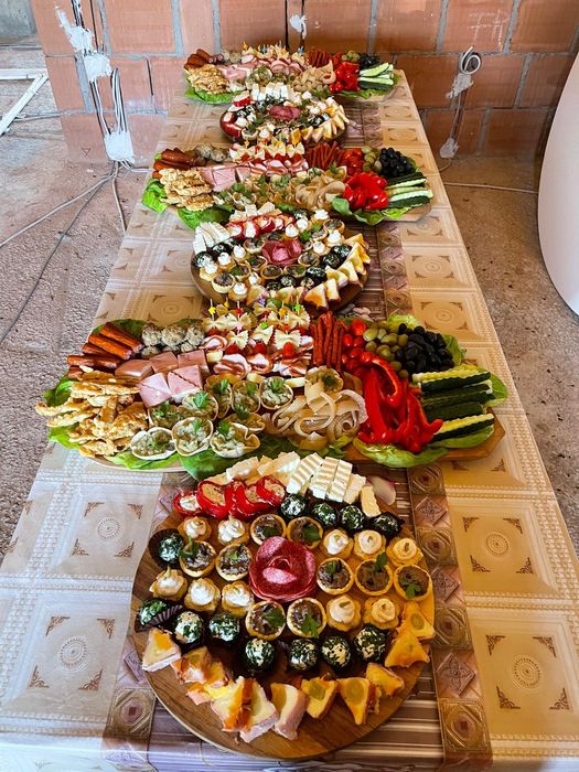 Servicii Catering Evenimente – Platouri Festive & Închiriere Logistică
