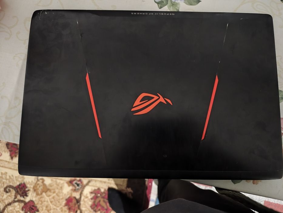 Vând leptop asus rog Strix cu i7700hq și  Gtx1050ti 4gb defect