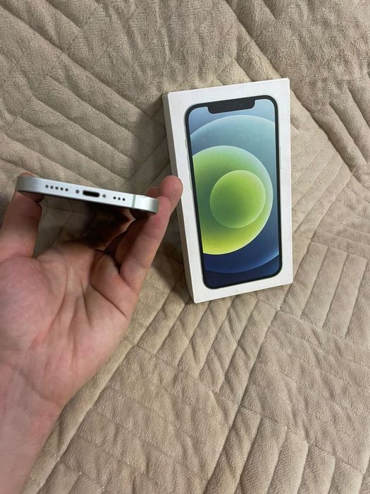 В продаже Айфон 12. 64Gb