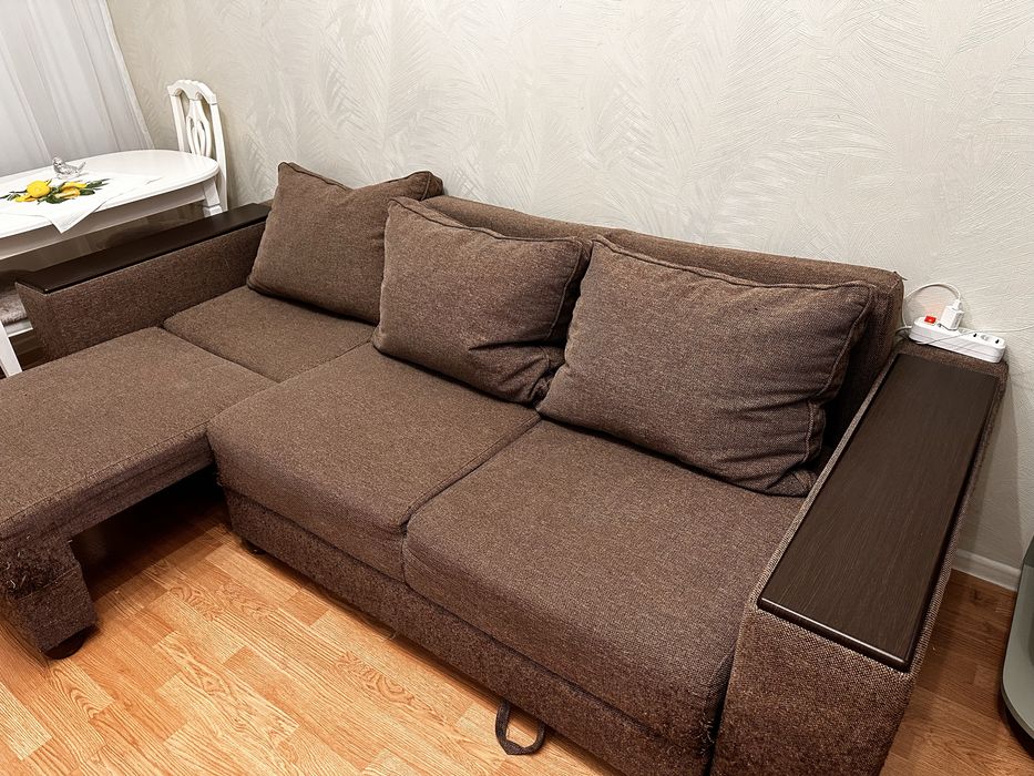 Продам угловой диван с местом для хранения