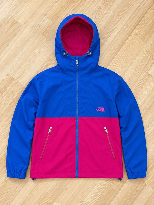 Geacă The North Face colorblock albastru-roz cu glugă – Mărimea S