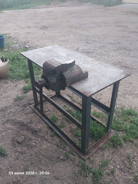 Продам тиски ср столом.