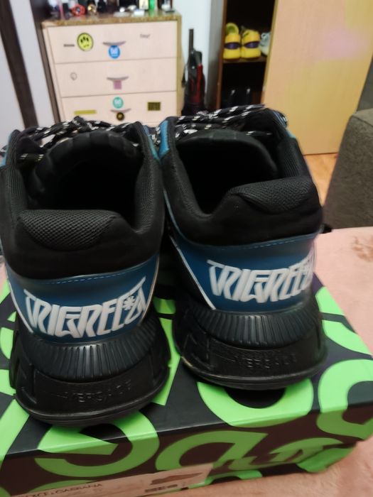 Vând adidași Versace