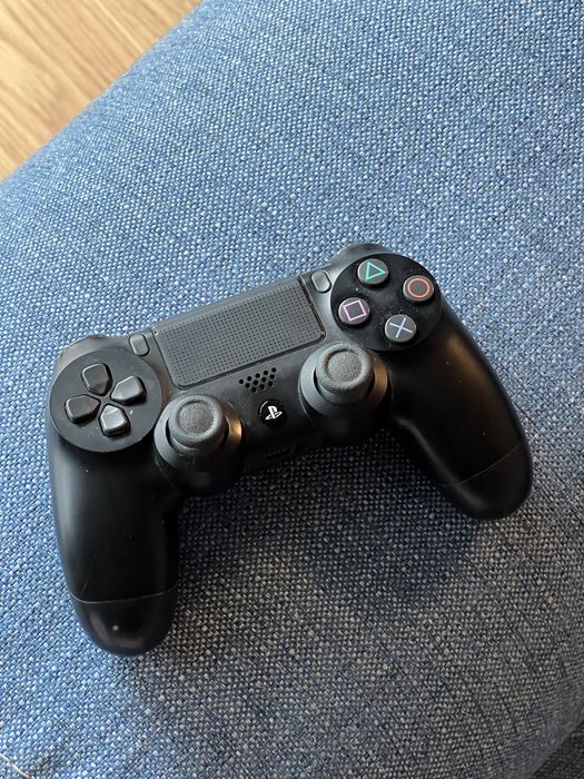 Vând manetǎ pentru consolǎ playstation