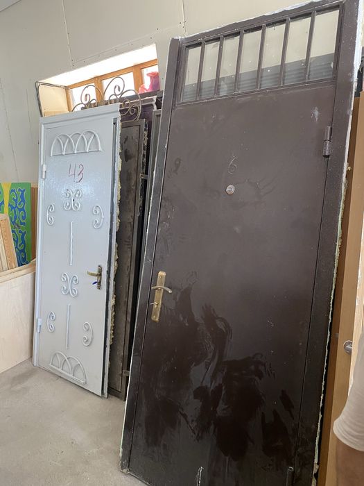 Бу есiк терезелер бар