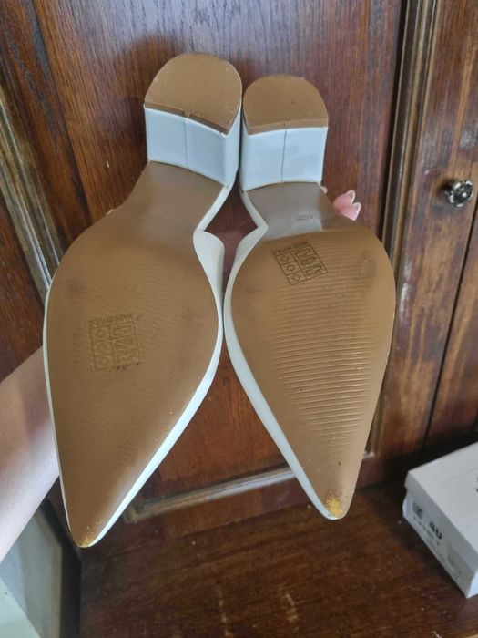 Бели елегантни обувки