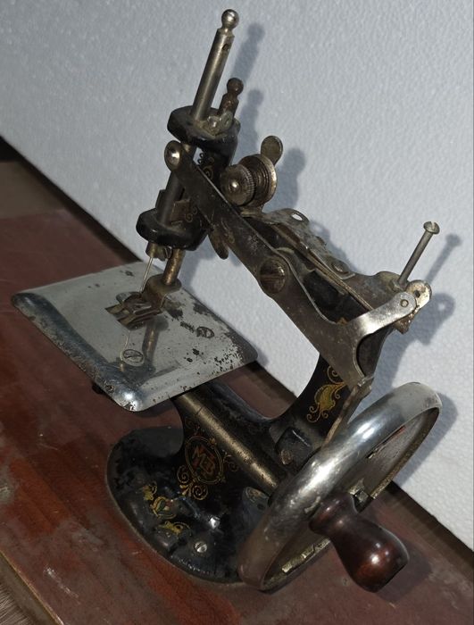 Продаётся швейная машинка "однониточная"