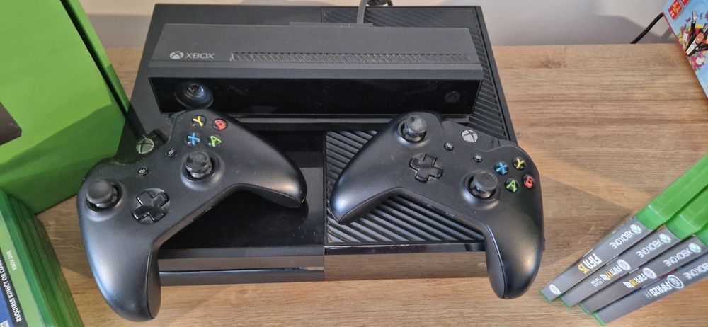 Vand Xbox  one 500 GB cu 2 controlere