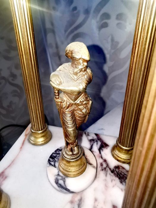 Антикватен мраморен часовник за камина от 3 части ,бял мрамор и бронз