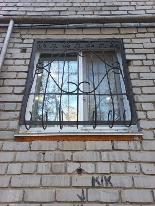 Решотки на окно  в хорошом состояние