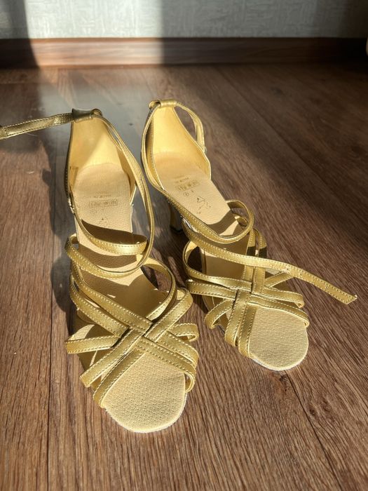 Женские босоножки