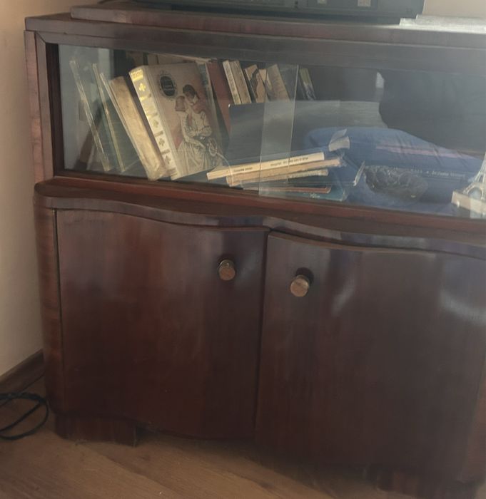 Mobila veche din lemn masiv