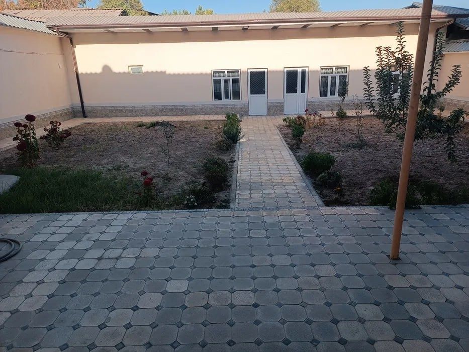 Продается дом на 6 соток земли. Уч кахрамон.