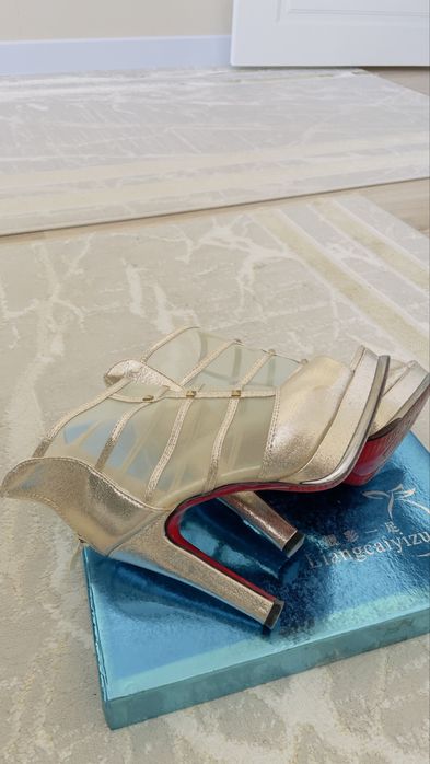 Женские босоножки