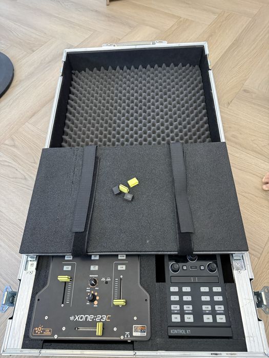 Set DJ Allen & Heath Xone 23C + Traktor X1 Mk2 + Custom flight case