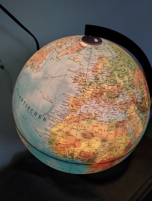 Glob geografic iluminat