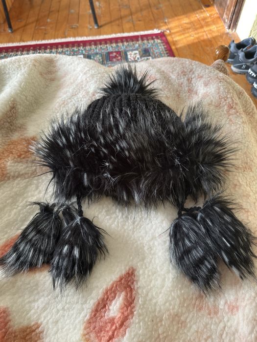 Дамска шапка с пискюли