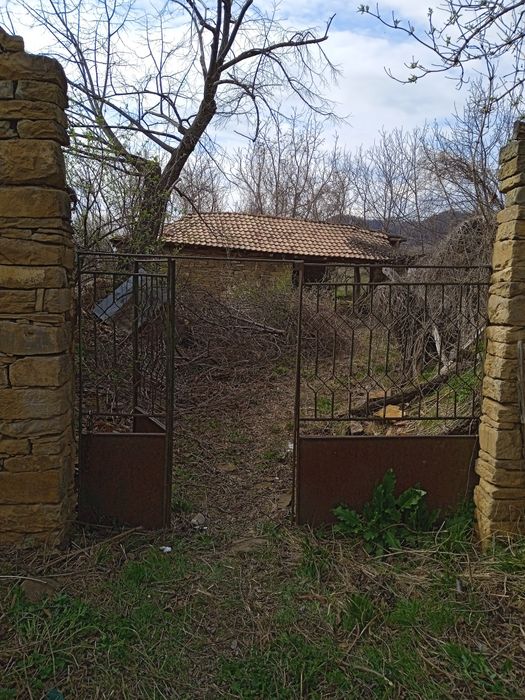 Дворно място със стара къща.