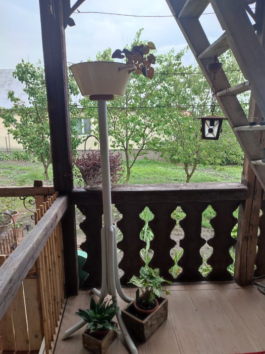 Mobilier rustic și ustensile vechi.