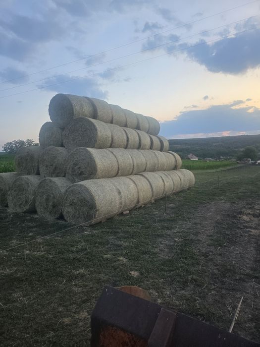 Baloti de fan si otava