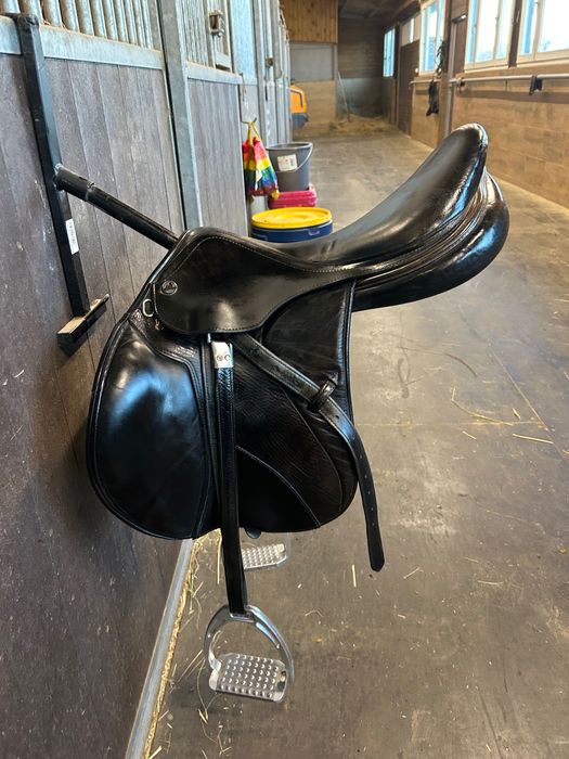 Седло за скачане Prestige 17,5