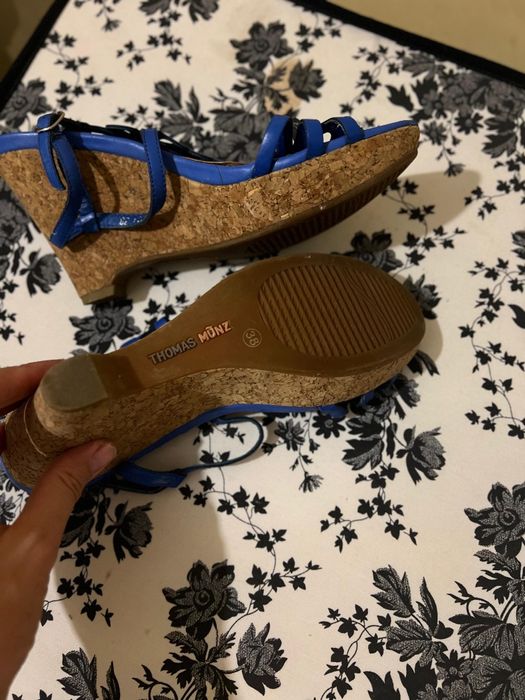 Босоножки на танкетке