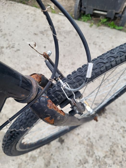 Bicicleta veche cu nevoi de reparații