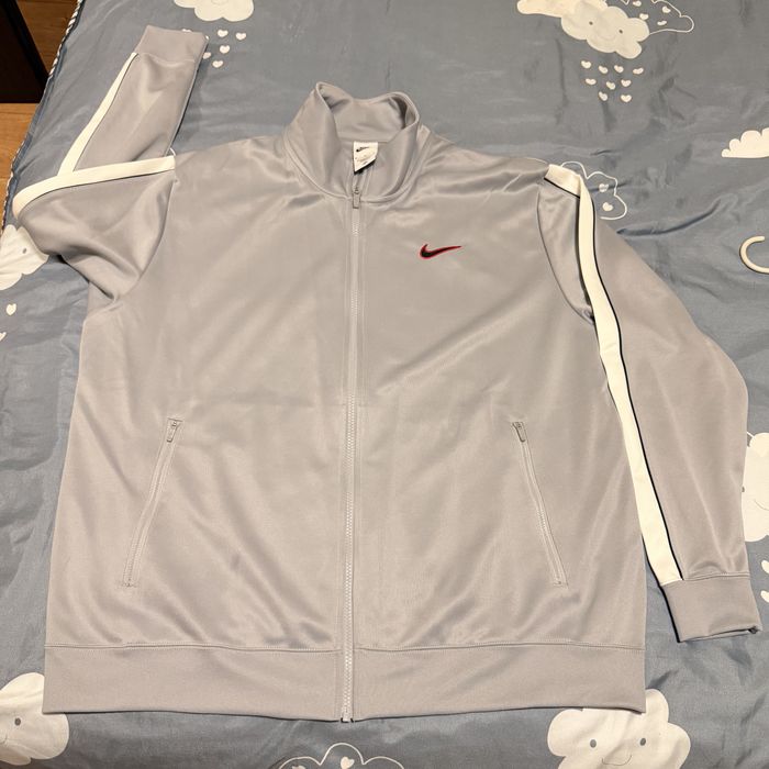 Анцунг Найк-сиво и бяло