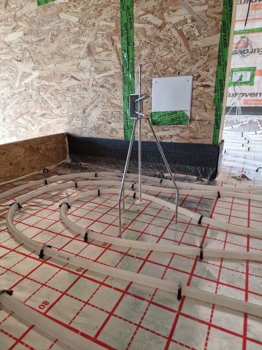 Executam sape fluide de ipsos peste încălzire în pardoseala