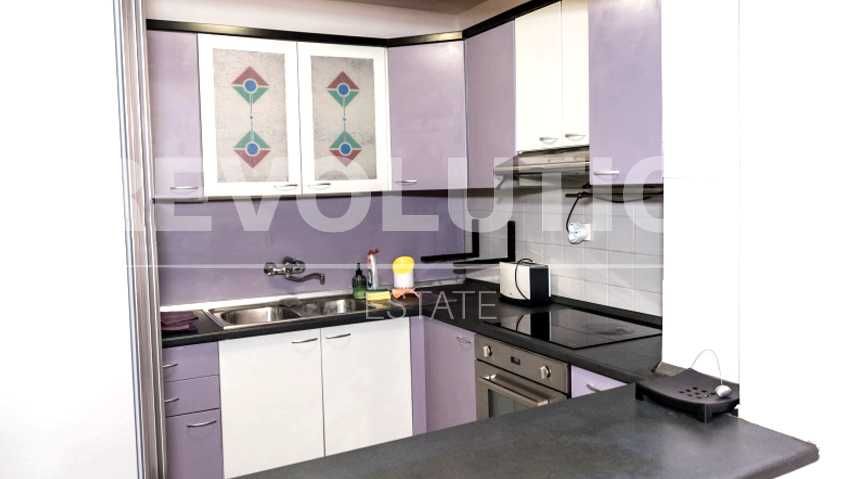 Дава се под наем Тристаен апартамент в Варна, Център - 90 кв.м за 561 € - Снимка #1