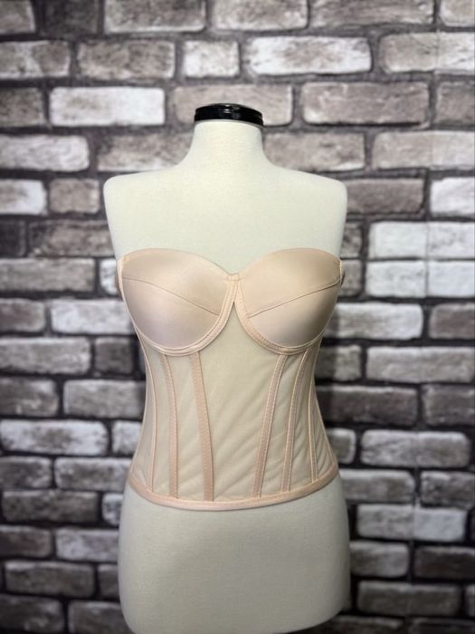 Corsete concepute pentru a evidenția talia și a susține bustul