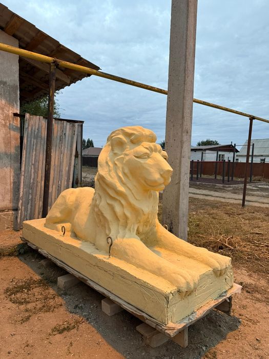 продам скульптуру льва 2шт.