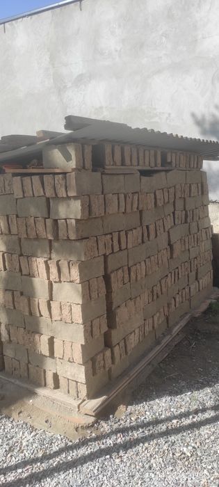 Кирпичи для стройки