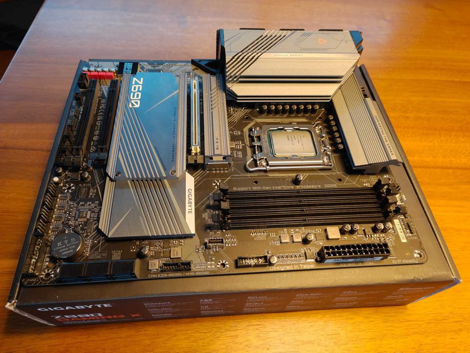 Procesor Intel 13700KF & Gigabyte Z690 Gaming X DDR5 (fara RAM)