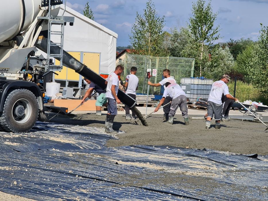 Sapa beton industrial cu Elicopter si Cuart - beton in curte