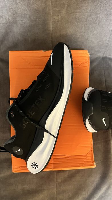 Продам кроссовки Nike 43 размер