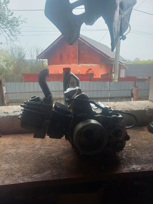 Vând motor 107 4t 400 de lei negociabil