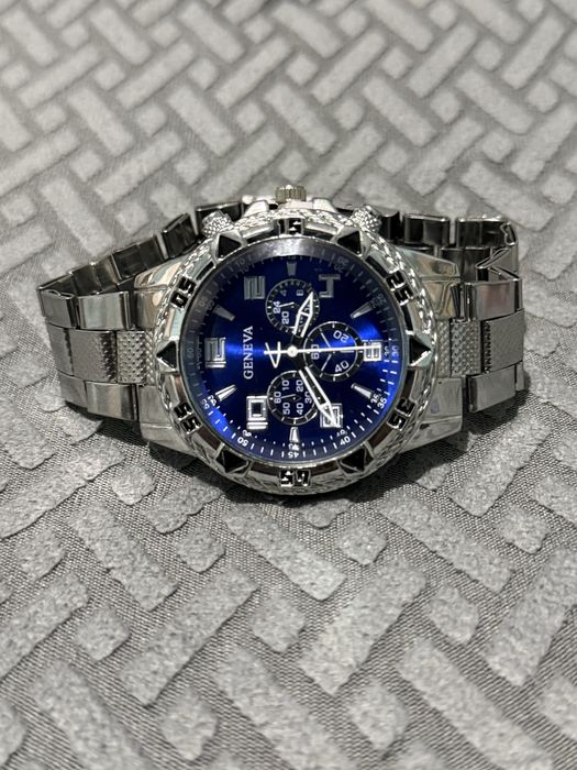 Серебристые наручные часы