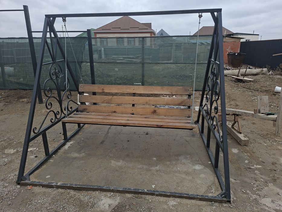 Качеля жаңа, боялған