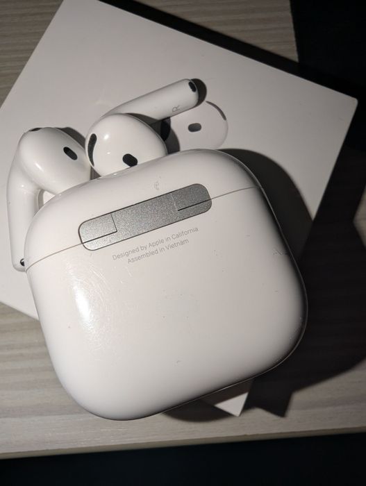 Airpods 4 ANC (Active Noise-Cancelling)