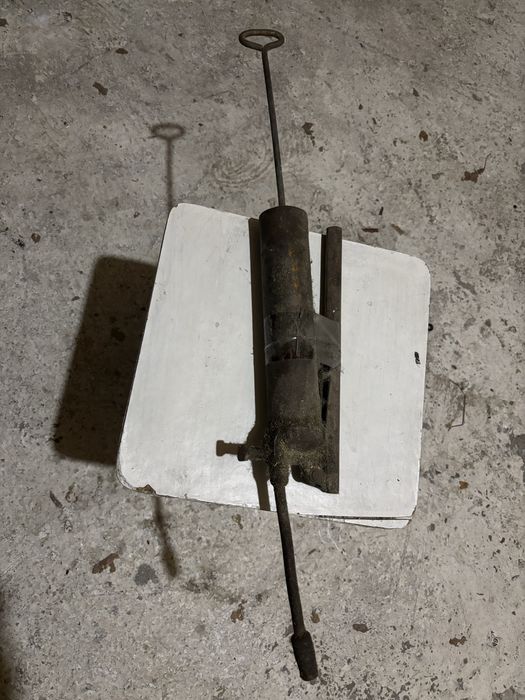 Продам ручной плунжерный шприц, предназначенный для смазки механизмов.