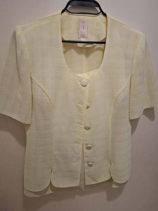 Продавам запазени рокли и костюми