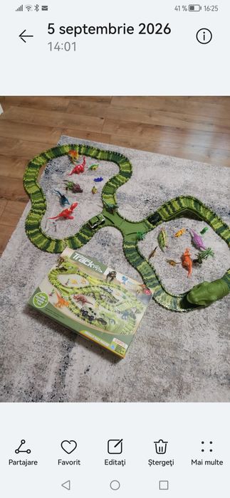 Set de joacă Dino Park cu pistă de curse flexibilă, mașinuțe și dinozauri