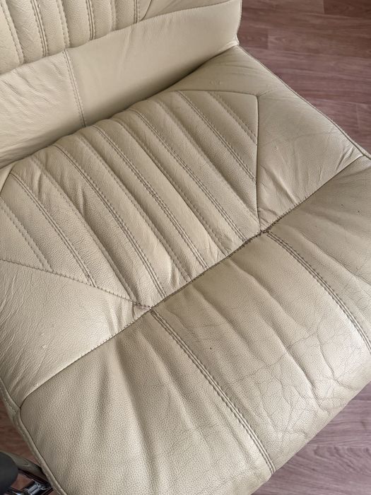 Бежевый офисный стул