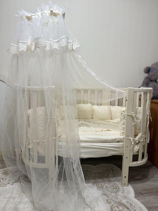 Детская кроватка с постельным бельем