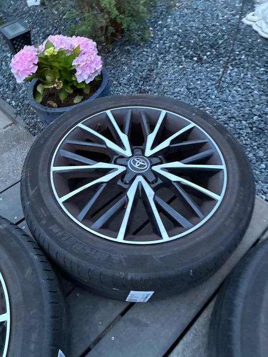Продавам оригинални Toyota алуминиеви джанти 18” с гуми