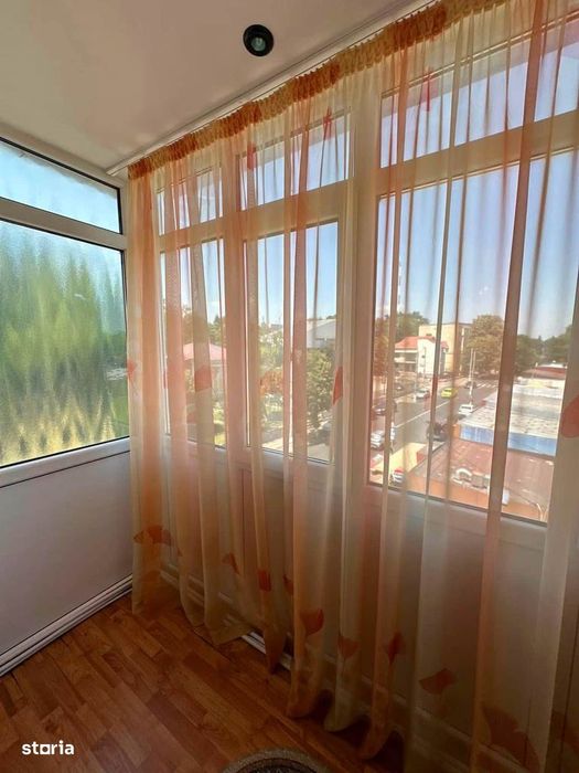 De vanzare apartament 3 camere și 2 balcoane, zona centrala Roman Voda