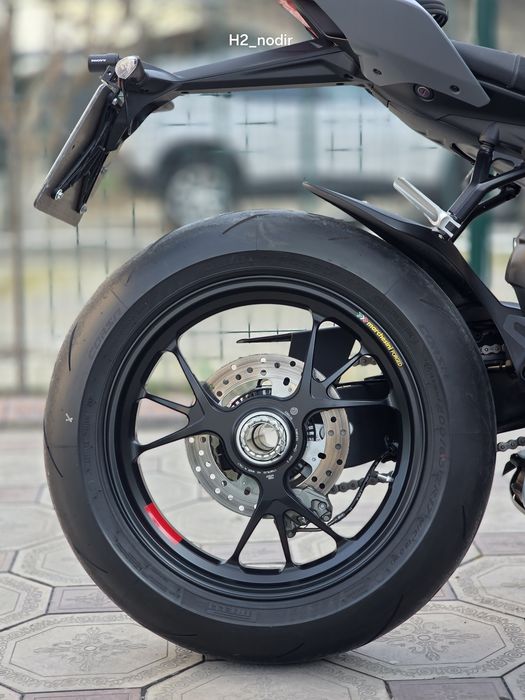 Сотилади Ducati Streetfighter V4S